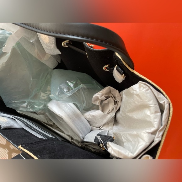 NEW | Michael Kors Large Drawstring Bag Phoebe |
Two-tone - Picture 8 of 9